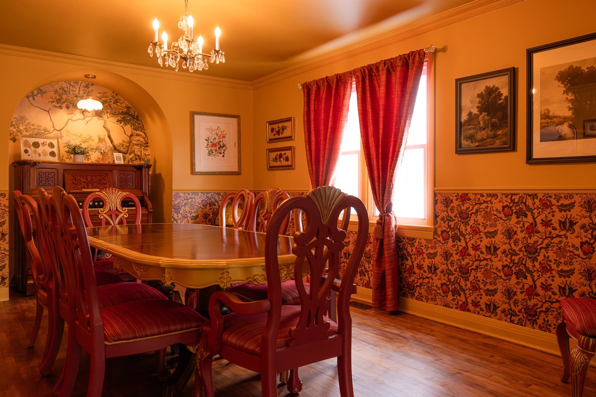Heritage dining room — Victorian cottage Grenville-sur-la-Rouge, Maison Kilmar