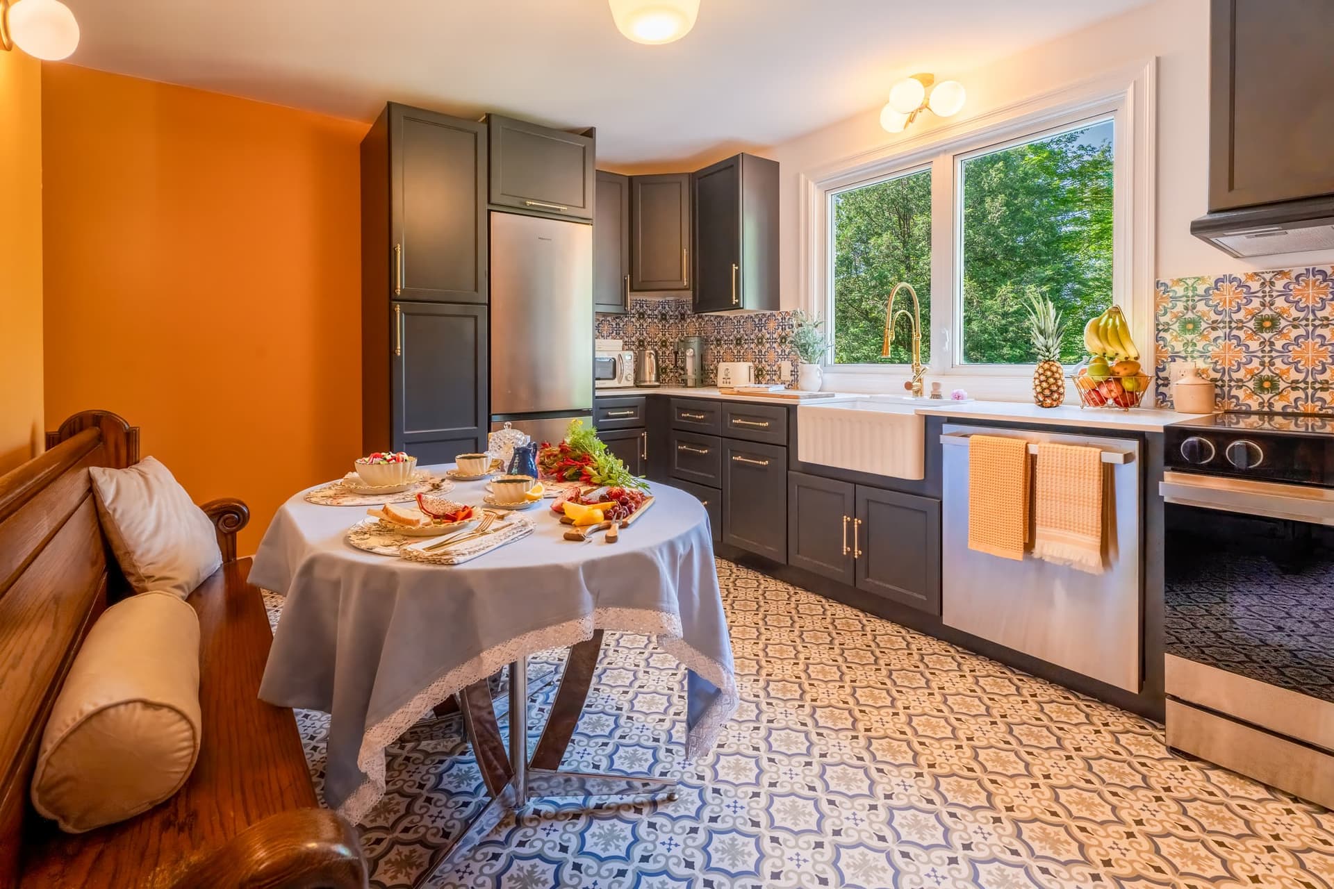 Chef's kitchen with lake views — Maison Kilmar lakeside cottage, Laurentians